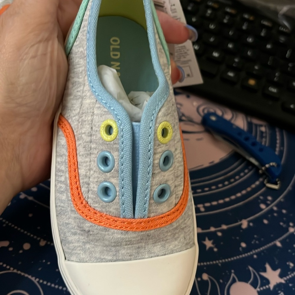 Sneakers size 7